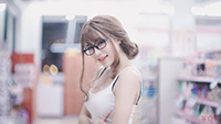 白嫩眼镜美女性感写真(8)