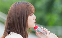 肤白如雪的俏丽美女写真(11)
