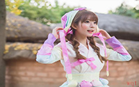 红色睡衣金发美女写真(7)