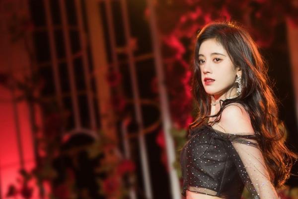 鞠婧祎火热性感知性妩媚优雅迷人写真(9)