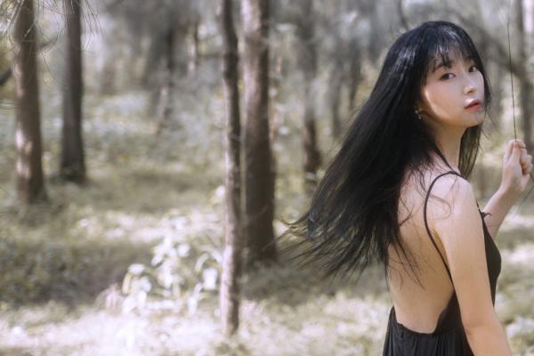 性感美女黑色吊带长裙写真(9)
