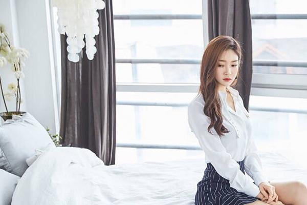 美女秘书超短裙性感写真(8)