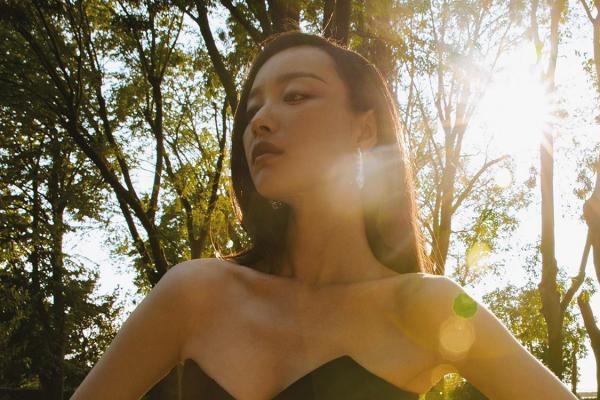 倪妮性感妩媚妖娆户外迷人写真(9)