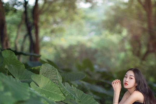 性感露背美女迷人写真(9)