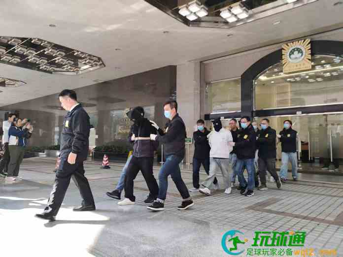 犯罪集團涉用高仿假碼黑兌呃客21萬 警拘4車手檢128枚萬元假碼